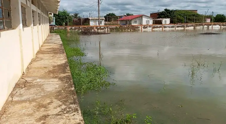 Escuela Luis Beltrán Prieto Figueroa entre las aguas