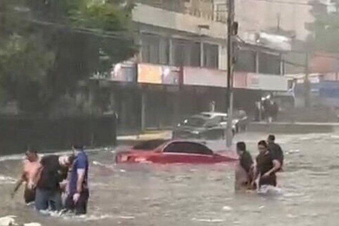 Lluvias inundan calles de Maracaibo (video)