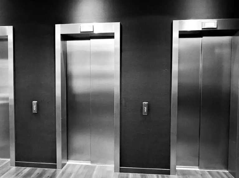 Dos niños caen al vacío por un ascensor, uno falleció