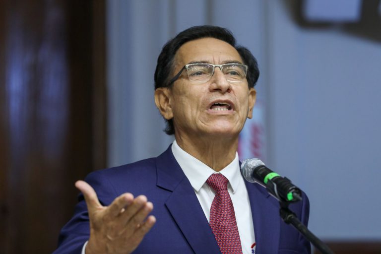 Congreso de Perú pide captura de expresidente Vizcarra
