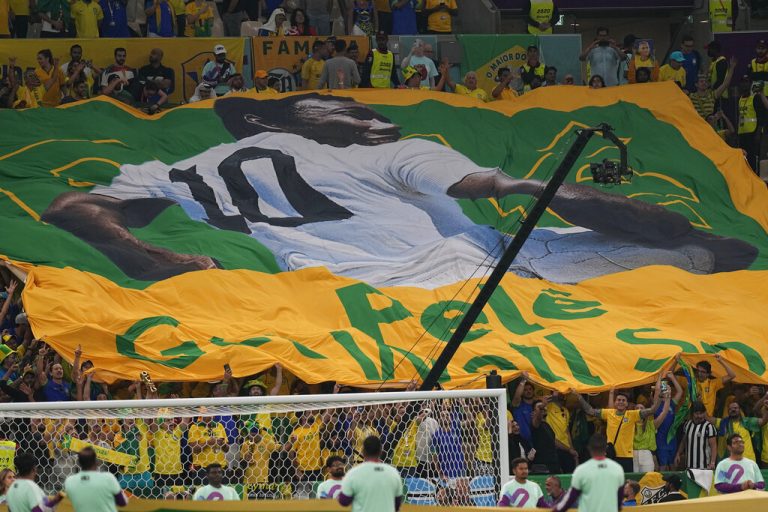 Pelé responde bien a tratamiento por infección respiratoria según informan en Brasil.