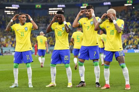 Brasil goleó a Corea del Sur 4-1 en un carnaval de fútbol al puro estilo brasileño para pasar a los cuartos de final.