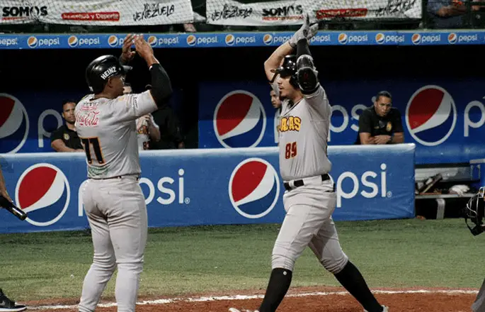Leones del Caracas se convirtió en el primer equipo en clasificar al Round Robin del Beisbol Venezolano tras vencer a Caribes.