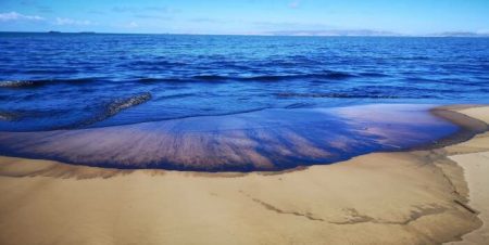 Cierran tres playas de Lechería tras derrame de crudo