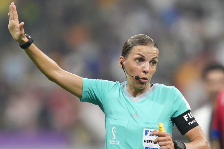 Frappart hace historia como primera árbitro en un Mundial