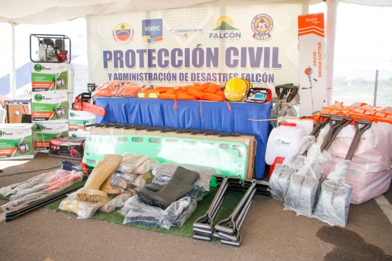 Gobernador de Falcón entrega dotación a Protección Civil