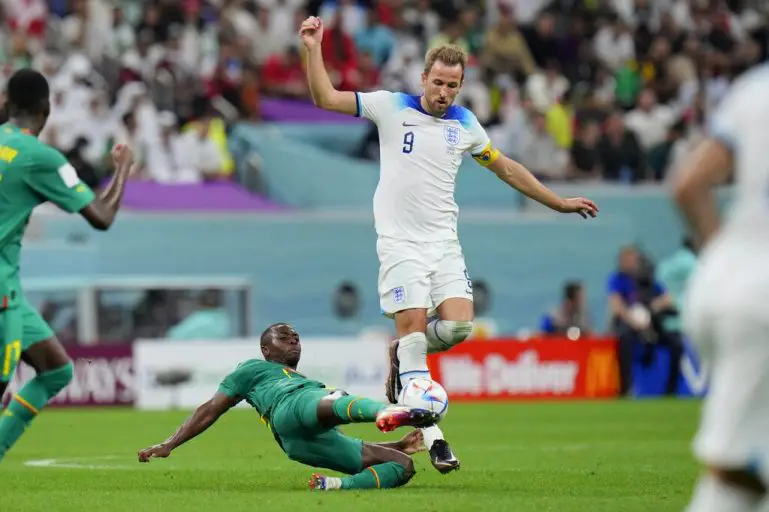 Inglaterra pasó a cuartos de final goleando 3-0 a la selección de Senegal. Los ingleses serán rivales de Francia en la siguiente fase.