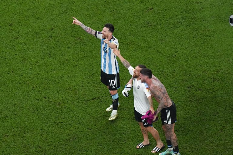 Argentina pasó a cuartos de final en la Copa del Mundo con un brillante actuación de Messi.
