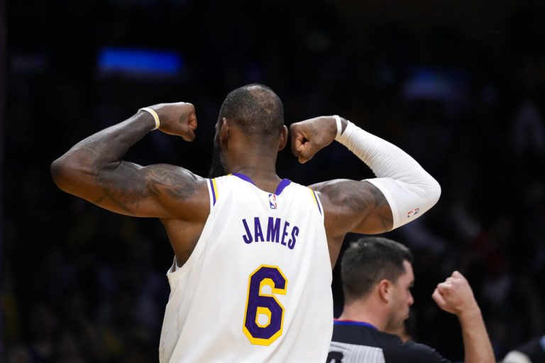 Los Lakers ganaron ante los Wizards sin Davis quien está de baja por lesión. James fue la figura del partido.