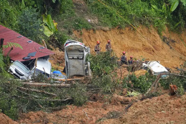 Van 23 muertos por deslave en Malasia