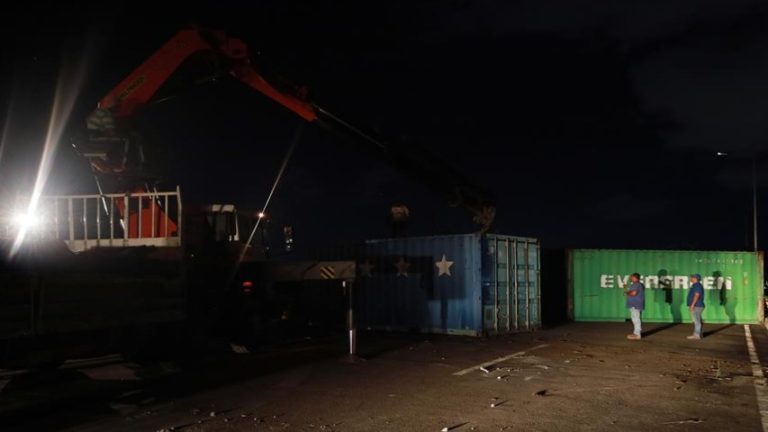 Retiran contenedores del puente internacional de Tienditas