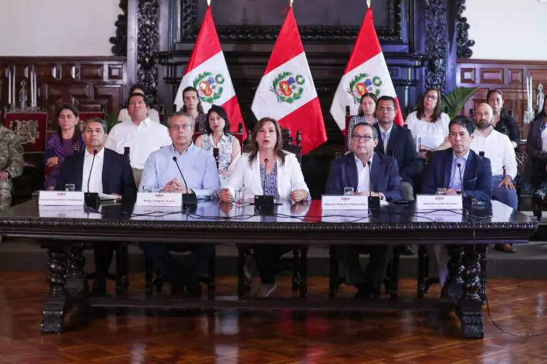 Boluarte exige al Congreso adelantar elecciones en Perú