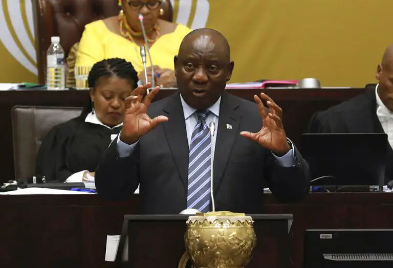 Piden renuncia de presidente sudafricano por corrupción