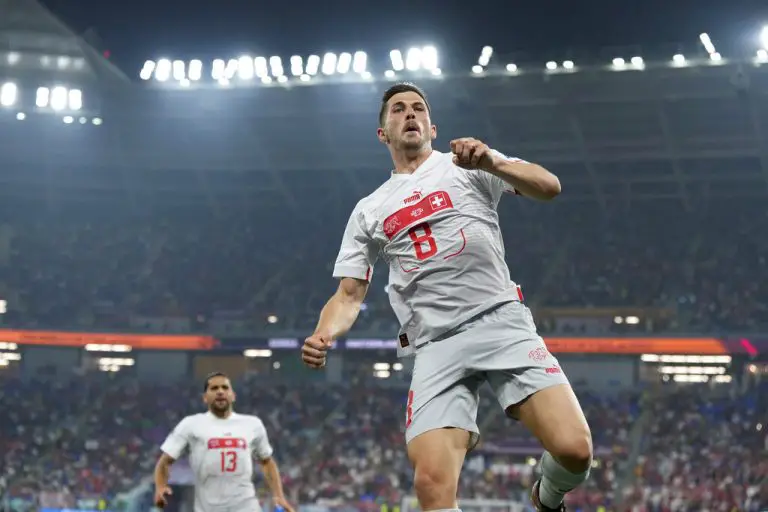Suiza doblega 3-2 a Serbia y se instala en octavos