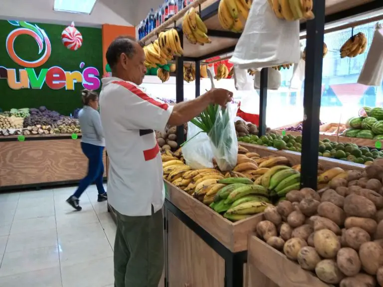 Con “sacrificio” ciudadanos compran verduras en Punto Fijo