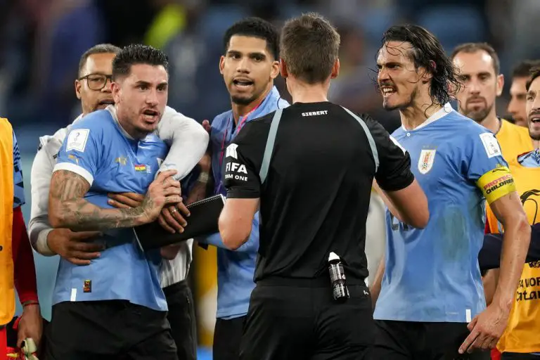 Uruguay ganó pero se queda fuera del mundial por un gol. En el partido el árbitro no cobró un penal que pudo darle la victoria a los uruguayos.