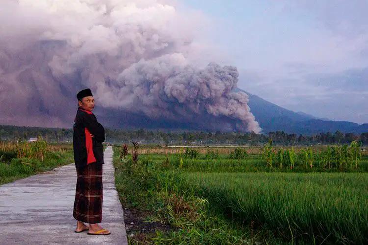 Alerta por actividad del volcán Semeru de Indonesia