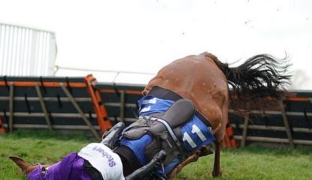 Jockey se cayó de un caballo en el hipódromo de Paraguaná