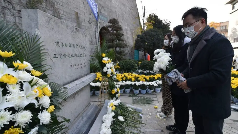 Crematorios en Pekín, desbordados por ola de COVID-19