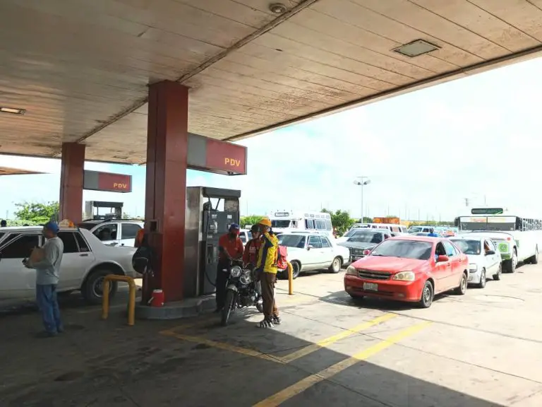 Usuarios: surtir gasolina en Punto Fijo es imposible