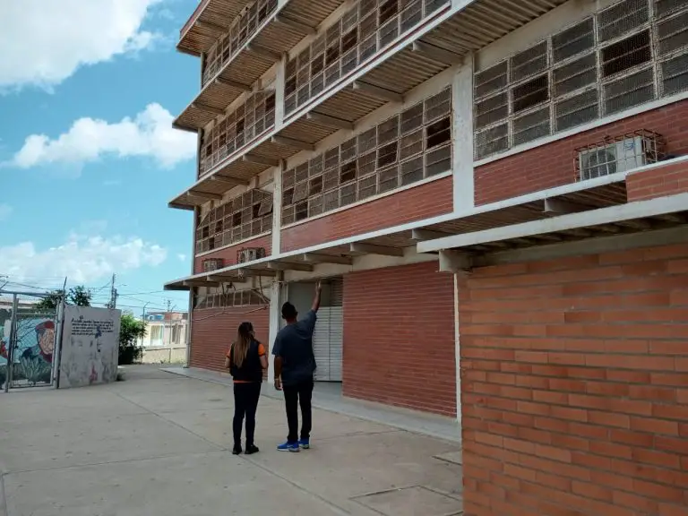 Punto Fijo: Liceo Hugo Chávez tiene un año sin luz
