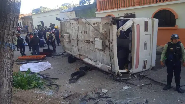 Al menos cinco muertos tras vuelco de una buseta en Valencia