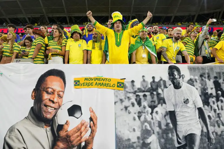 Pelé apoya a Brasil desde el hospital
