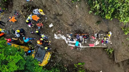 Así fue el rescate de una niña en el bus sepultado en Colombia