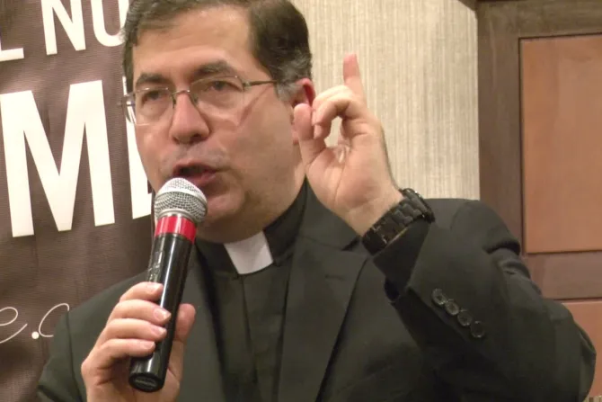 El Vaticano expulsa a sacerdote contrario al aborto