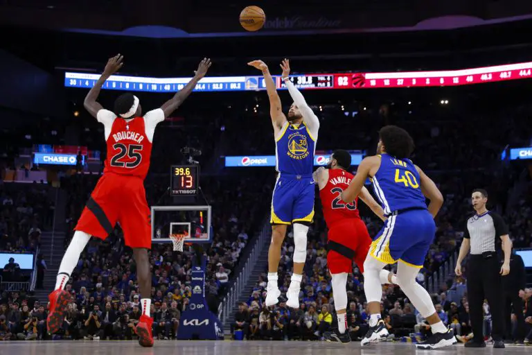 En otra jornada de la NBA, los Warriors se quedan con la victoria ante los Toronto Raptors gracias a Curry y sus 35 puntos.