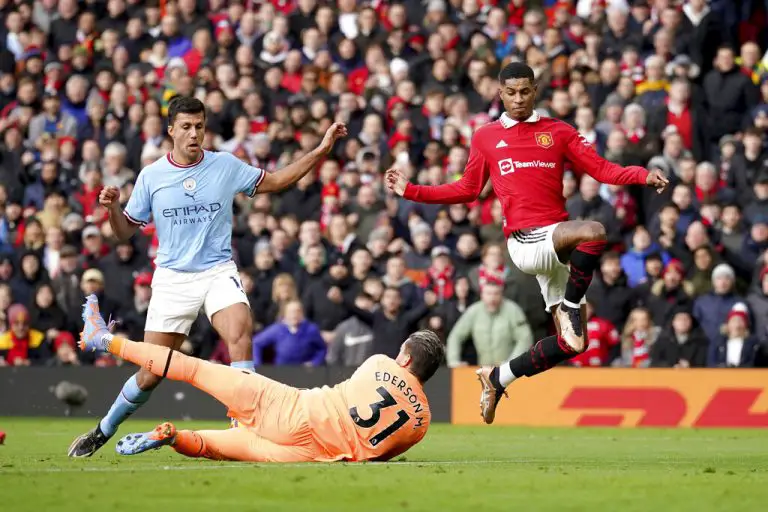 Con gol de Rashford el United se queda con el derbi de Manchester al vencer 2-1 al City de Pep Guardiola en la Premier.
