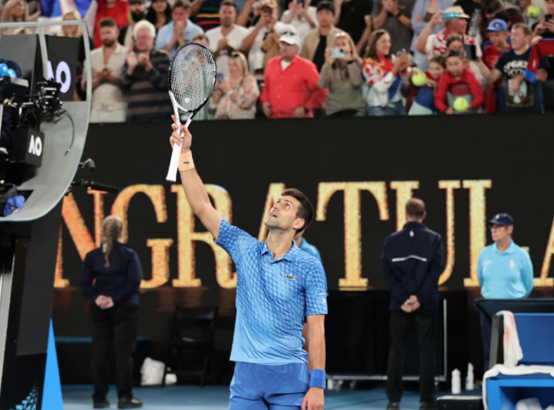 Djokovic superó su lesión y pasó a octavos.El serbio consiguió su triunfo número 24 de forma consecutiva en el Abierto de Australia.
