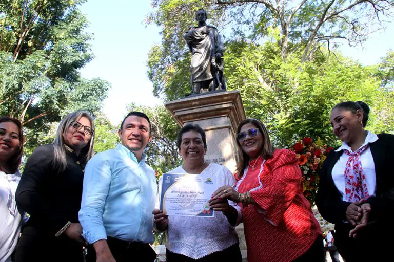 En la mañana de este 15 de enero, miembros del sector educativo se congregaron en la Plaza Bolivar de Coro para celebrar el día del maestro.