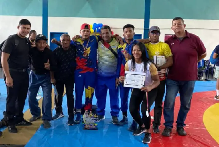 Falcón segundo lugar en el campeonato adulto de lucha