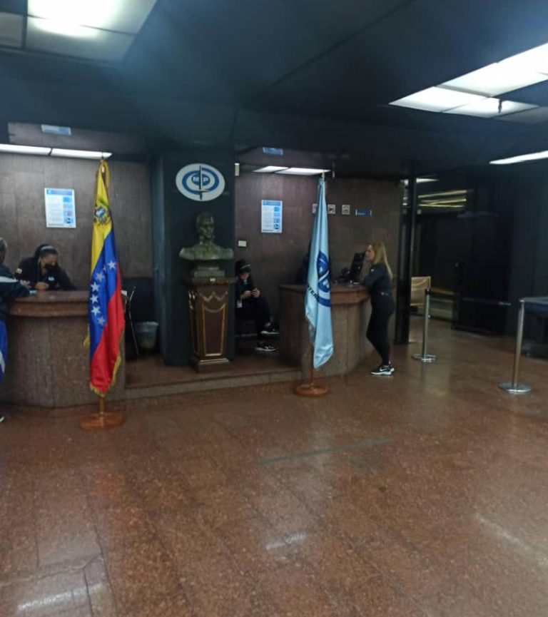 Familiares del abogado Leañez acuden a la fiscalía nacional
