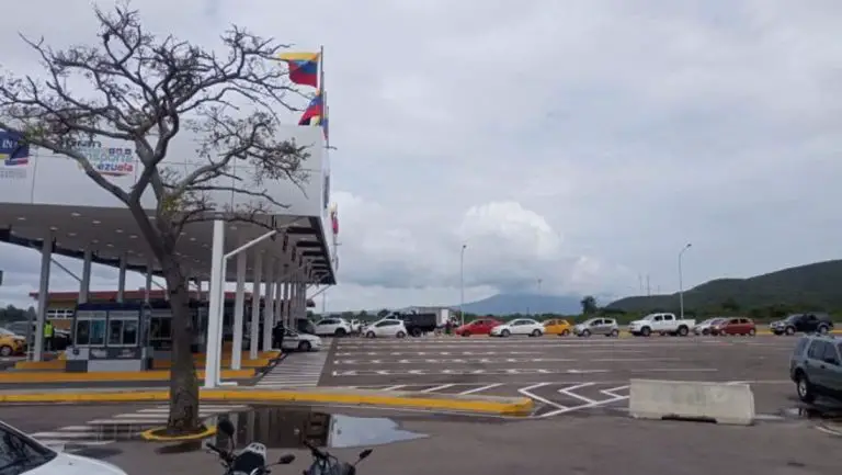 Habilitan paso de camiones de carga entre Venezuela y Colombia