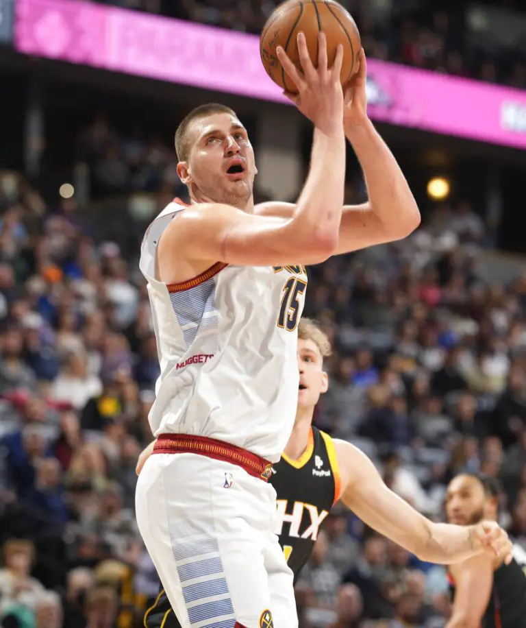 Jokic y Nuggets aplastan a Suns e hilan décimo segundo triunfo