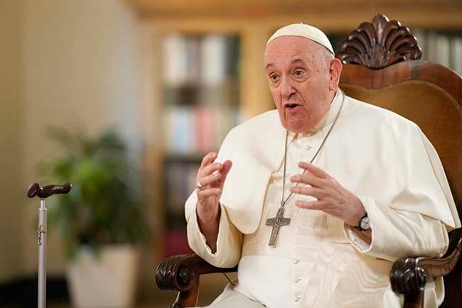 El papa Francisco «mejora progresivamente» tras operación
