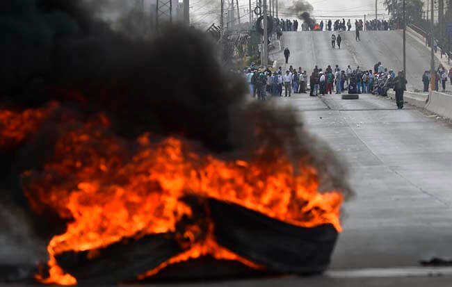 Protestas masivas en Perú, algunos chocan con la policía