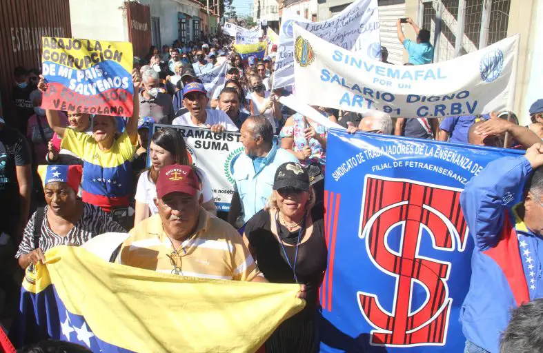 Salarios dignos siguen exigiendo trabajadores públicos en Coro 3