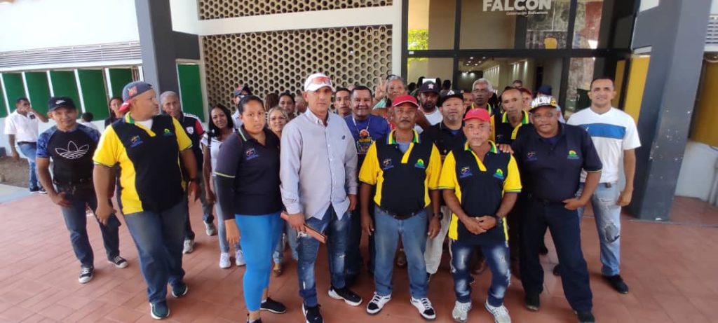Trabajadores de Fundefal se quejaron a las afueras de la gobernación del estado por la situación laboral que atraviesan en materia de pagos.