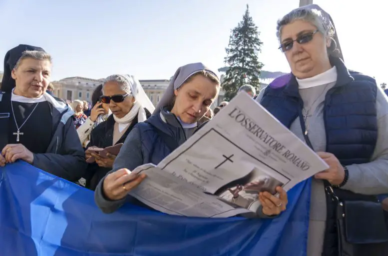 Vaticano: Feligreses despiden en capilla ardiente a Benedicto XVI