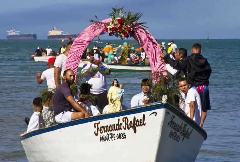 Virgen de la Candelaria bendijo el mar en Punta Cardón