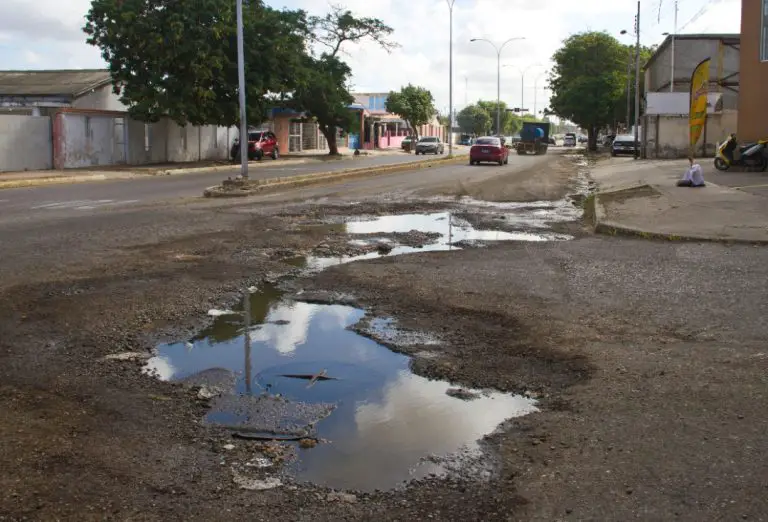 Calles de huecos, imagen repetida en Punto Fijo