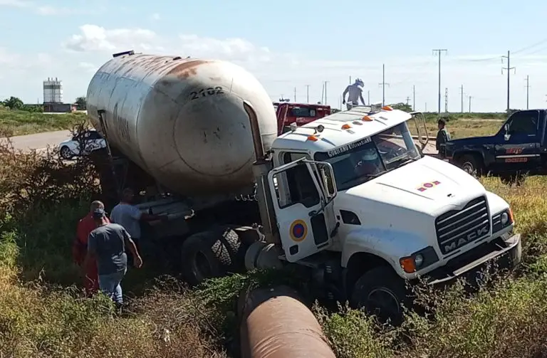 Camión de PDVSA se salió de la vía en la Coro-Punto Fijo