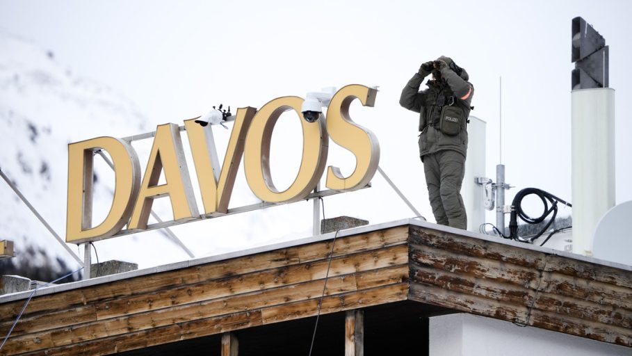 Prostitutas y aviones privados: los escándalos del Foro de Davos