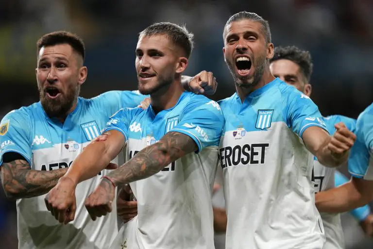 Racing alza la Supercopa Internacional del fútbol argentino
