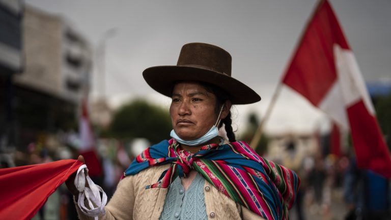 Aimaras protestan en Perú y advierten de una “guerra civil”