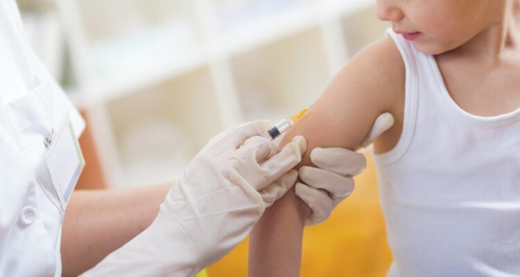 Academia de Medicina llama a vacunarse contra la triple viral