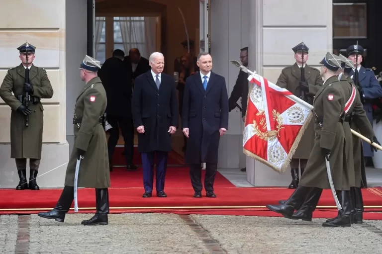 Biden llega a Polonia tras visitar Ucrania